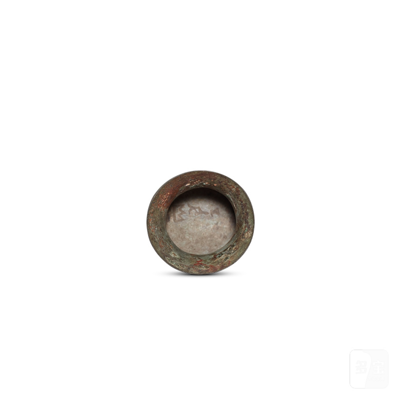An inscribed archaic bronze ritual wine vessel, zhi, Late Shang dynasty | 商晚期 青銅辛父山觶 - 图5